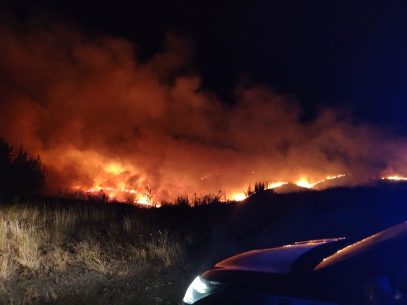 Un incendio cierra la autovía en A Gudiña