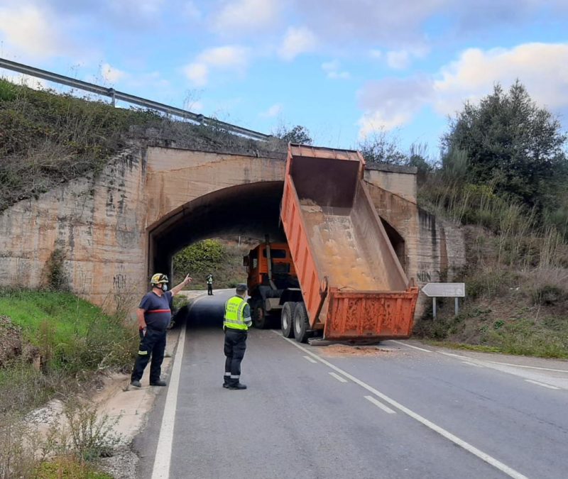 Un camión queda atascado bajo un puente