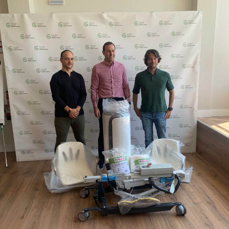La AECC en Ourense recibe una donación de material ortoprotésico