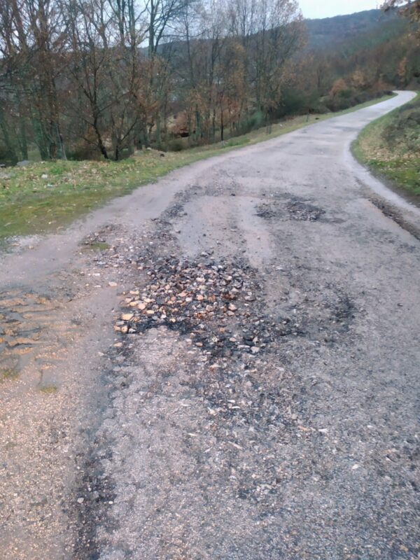 La carretera de Edroso necesita una reparación