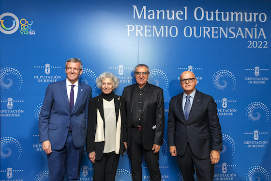 Manuel Outumuro recibe o Premio Ourensanía
