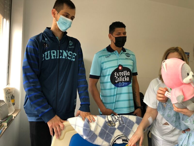 Nogués y Zamora visitan a los niños del Hospital