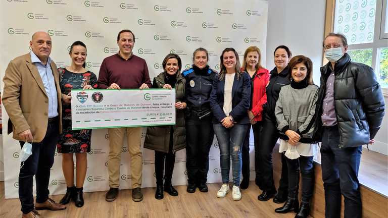 La AECC en Ourense recibe la recaudación del partido benéfico