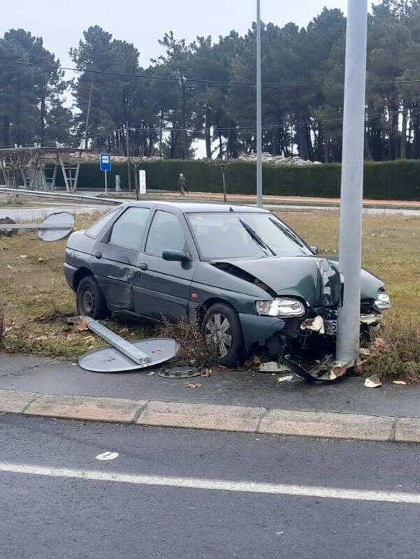 Un accidente en la rotonda de Monterrei moviliza al servicio de emergencias