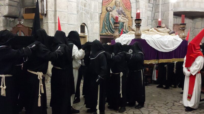 A Procesión do Santo Enterro percorreu as rúas do Carballiño