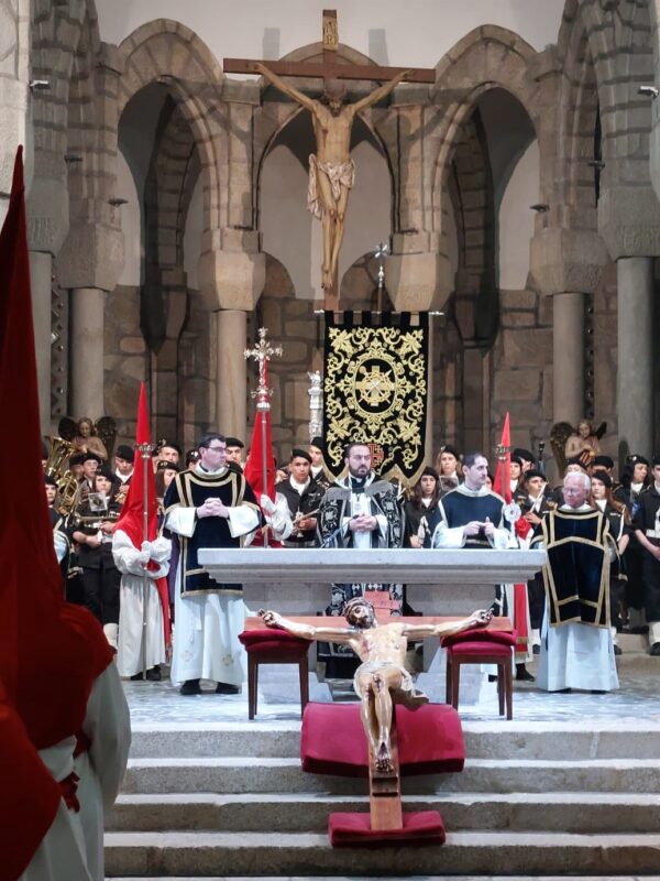 A Procesión do Santo Enterro percorreu as rúas do Carballiño