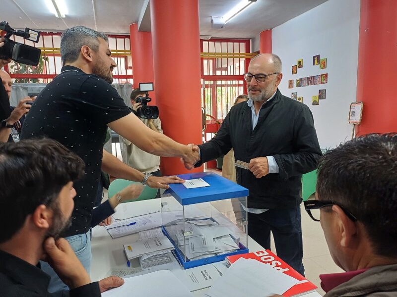 Paco Rodríguez acude a votar á Ponte