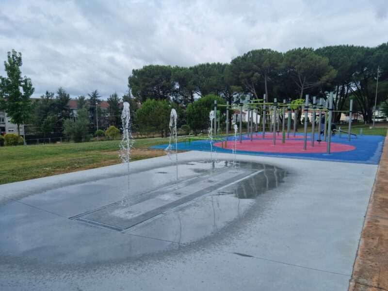 El parque Angelita Paradela ya cuenta con chorros de agua