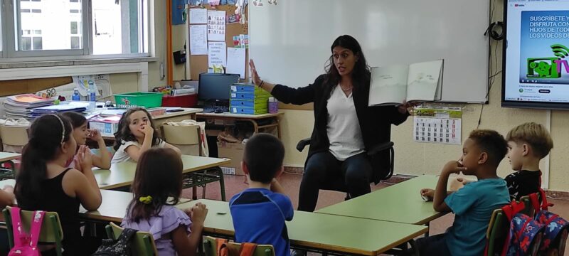 Tamara Silva acompaña a los escolares en su primer día