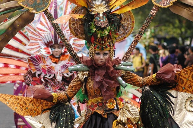 El Carnaval: Un Desfile Multicultural de Celebración y Renovación