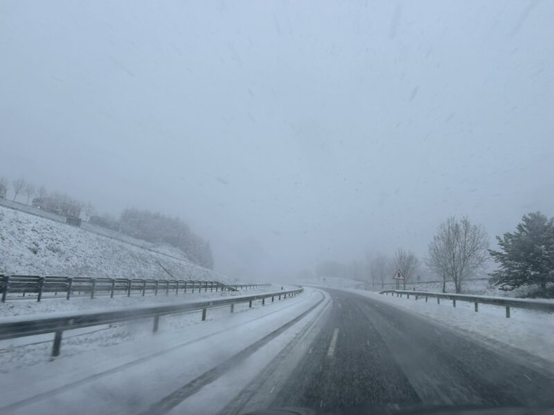 La nieve llega con fuerza a Ourense