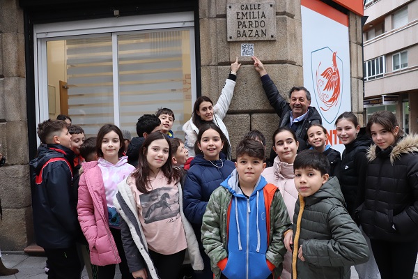 Alumnado del Mestre Vide homenajea a las mujeres del callejero