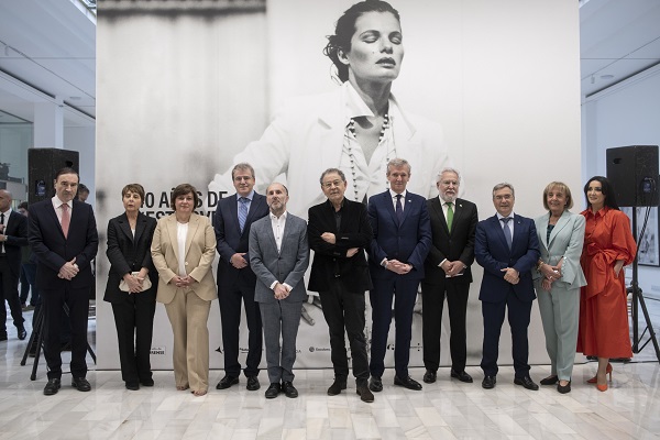 Roberto Verino cierra su exposición rodeado de amigos