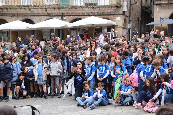 As Letras Galegas reúnen a 700 escolares na Praza Maior de Ourense