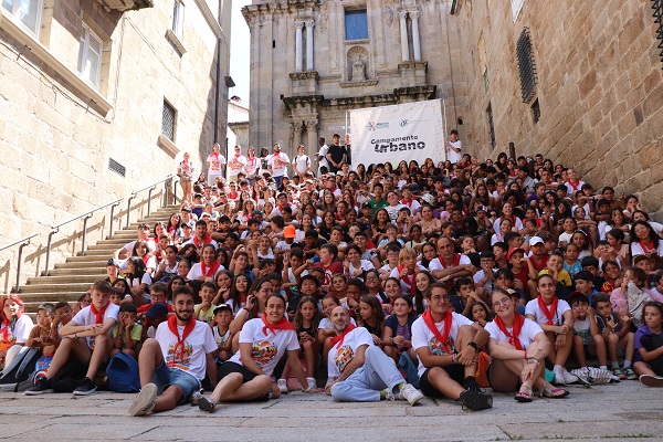 El alcalde saluda a los participantes en el Campamento de Amencer