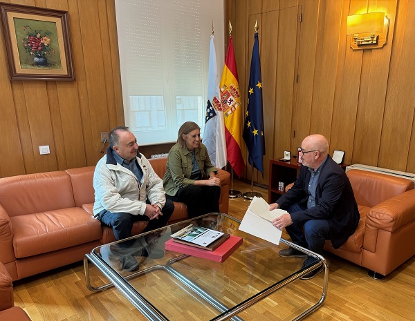 Eladio Santos recibe a la Coral de Ruada