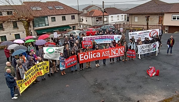 Cartelle acolleu a concentración contra a "invasión eólica"