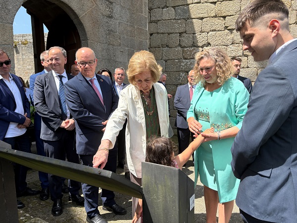 A raíña Sofía destaca a riqueza patrimonial de Castro Caldelas