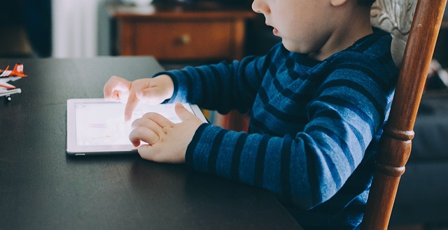 Uso de pantallas en menores de 6 años: riesgos y consejos