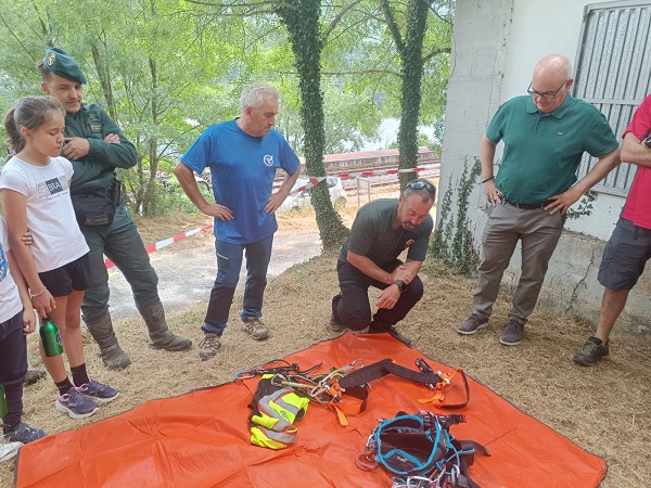 A Garda Civil promove a seguridade na natureza co campamento Águilas Verdes