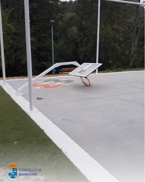 Actos vandálicos na pista multideporte da Valenzá