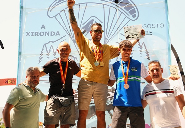 O parapente de precisión enche de cor os ceos da serra do Larouco