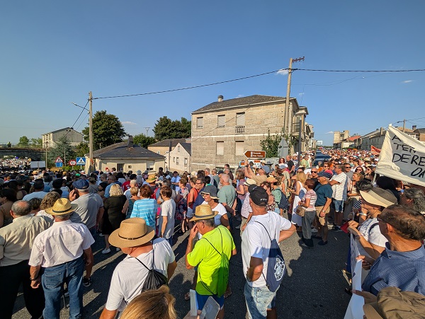 Multitudinaria protesta en A Gudiña esixe a volta do tren