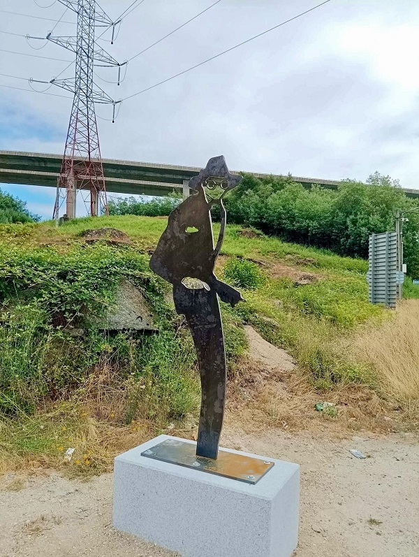 O PSOE critica a colocación “sen dignidade” da estatua de Castelao en Ribadavia