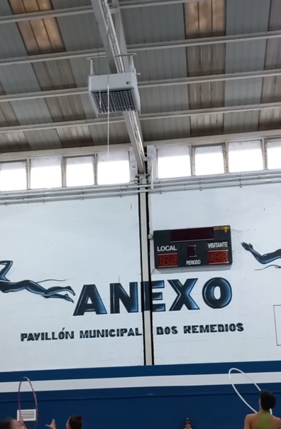 A ximnasia rítmica ourensá precisa adestrar en pavillóns con teitos altos