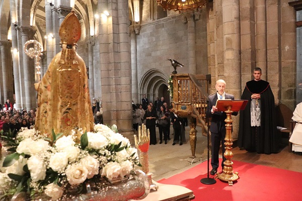 Jácome pide paz e respecto ambiental na ofrenda a San Martiño
