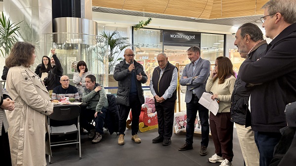 Santos apela á solidariedade ourensá no mercadillo de ASPANAS