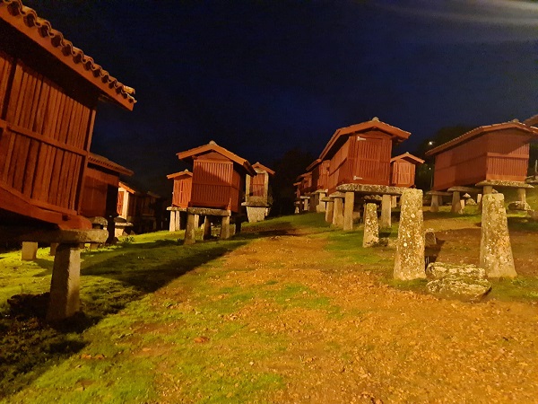 Os Canastros da Merca brillan con novo alumeado