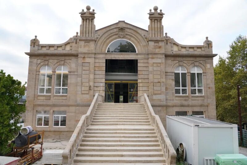 Los comerciantes de la Praza de Abastos denuncian bloqueo del Concello