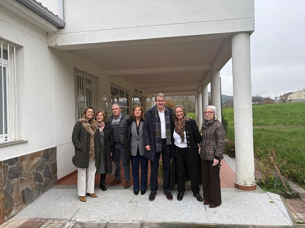 A asociación Quince de Agosto renova o seu espazo comunitario