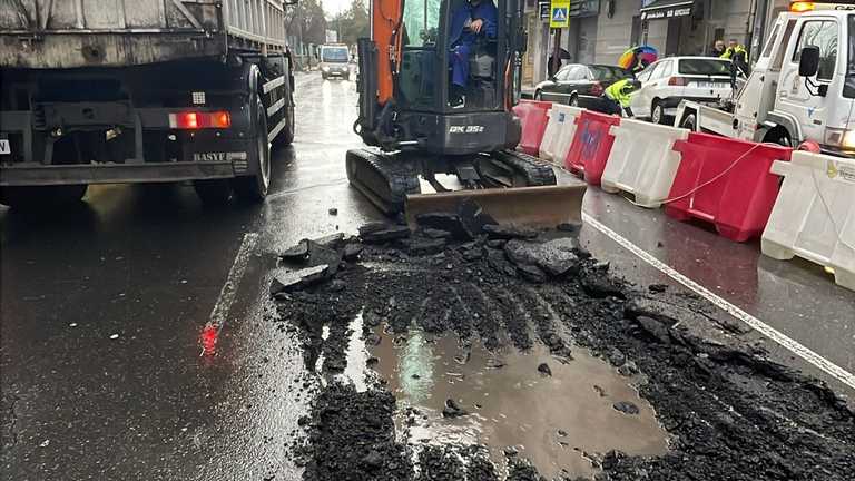 Corte ao tráfico na rúa Pena Trevinca por unha focha