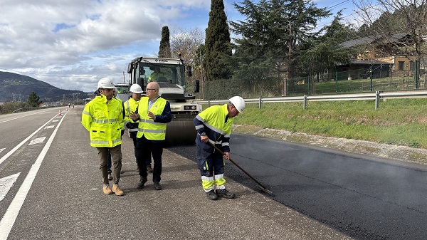 Eladio Santos supervisa o asfaltado da N-120 no Barco
