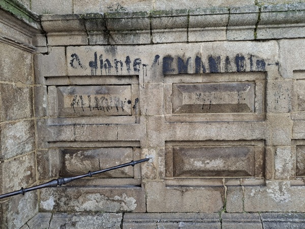 Denuncian danos na pintada histórica das Mocidades en Celanova